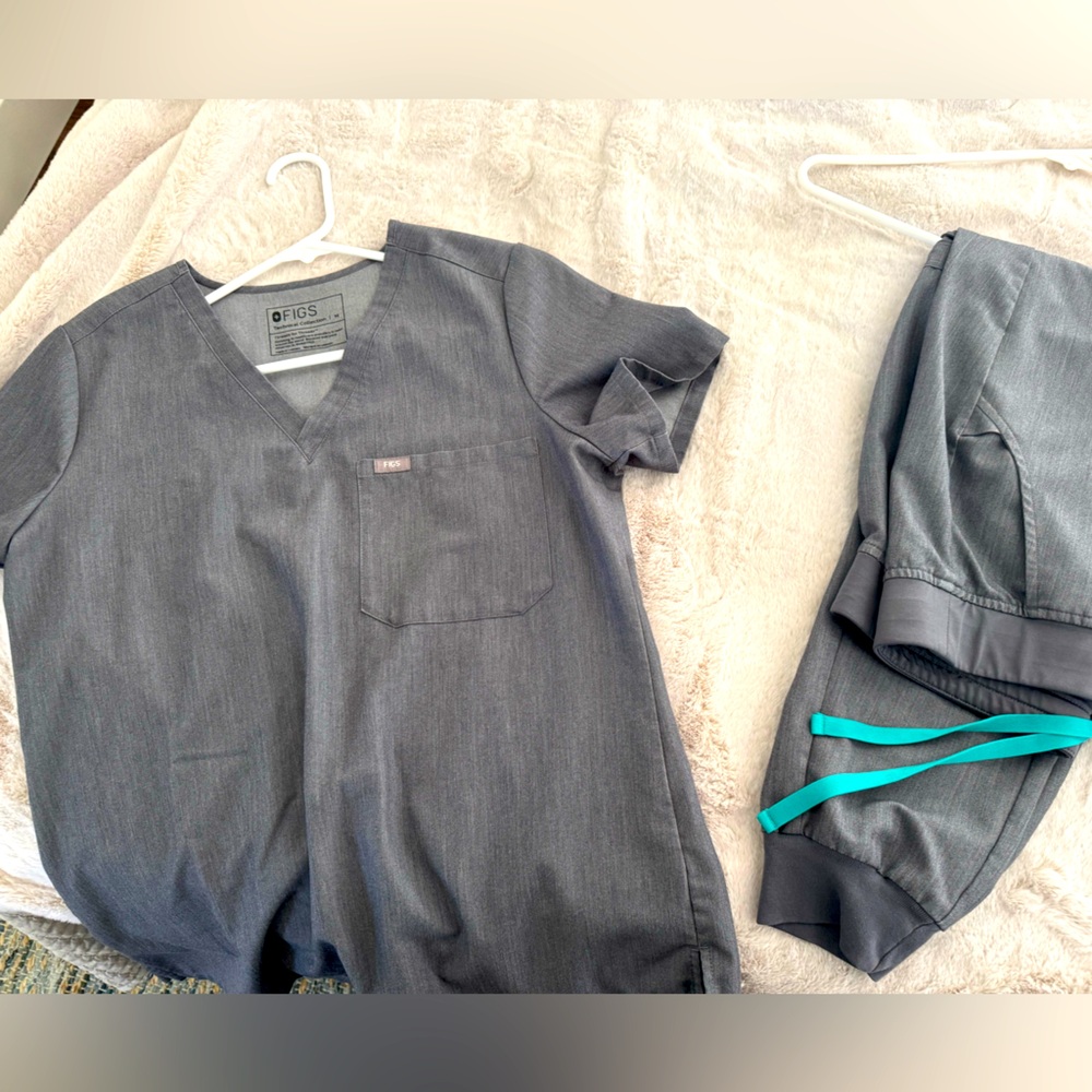 Grey Figs Scrubs Set size Medium